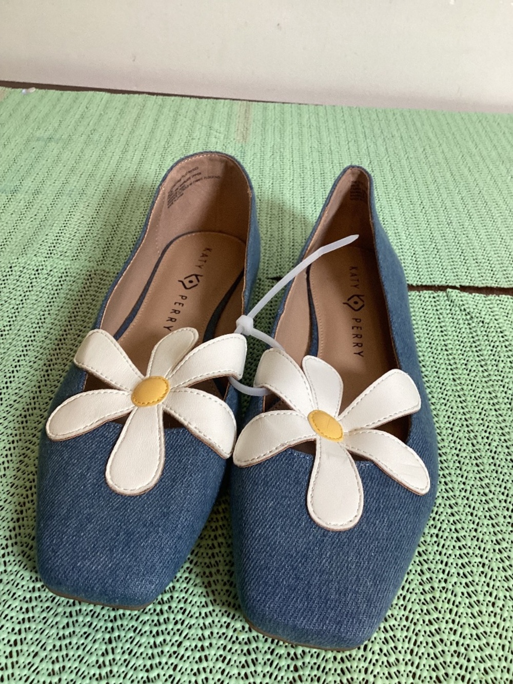 Katy Perry vamp square denim flats with daisy cut out SZ 9  flower power,dainty